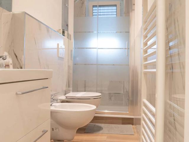 Monolocale con terrazzo Via Troya Design district