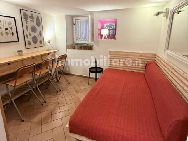 Monolocale vicolo dei Panieri 48, Trastevere, Roma