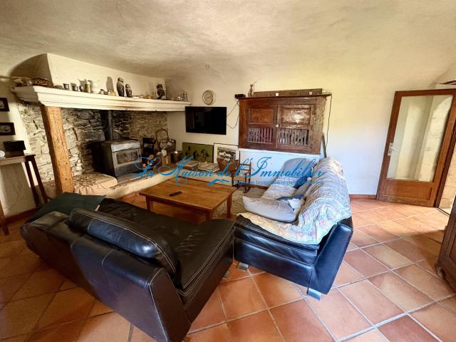 Mons maison en pierre type F5 avec garage, piscine et terrai. 115m² Mons