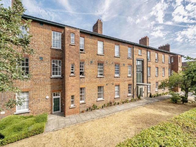 Mons Court, Hampshire SO23 2 bed flat to rent £1,700 pcm £392 pw