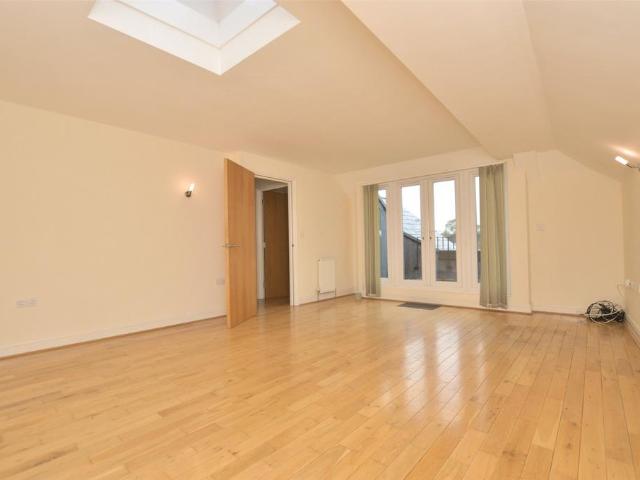 Monson Road, Surrey RH1 1 bed penthouse to rent £1,400 pcm £323 pw