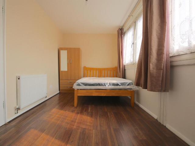 Moody Street, London E1, 3 bed flat to rent, £2,800 pcm | PrimeLocation