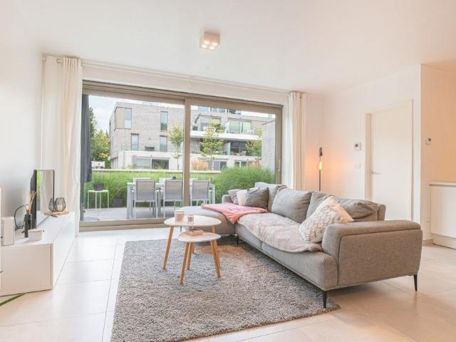 Mooi afgewerkt gelijkvloers appartement met terras