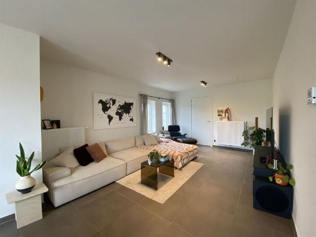 Mooi afgewerkte halfopen woning met 4 slaapkamers en inpandige garage