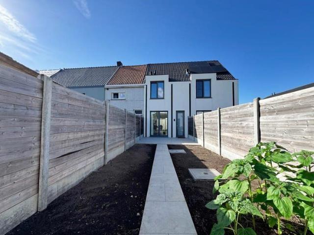 Mooi afgewerkte rijwoning met 3 slaapkamers, tuin en gara.