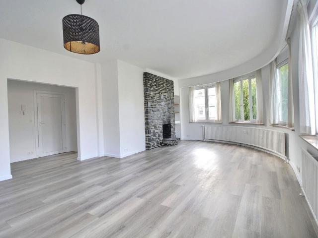 Mooi appartement met 2 slaapkamers, balkon en kelder