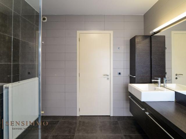 Mooi appartement met 2 slpk, ruim terras en parking