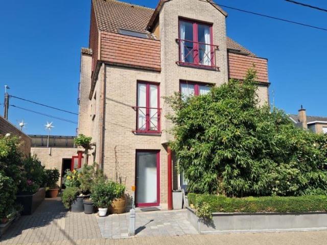 Mooi duplexappartement te huur met 2 slaapkamers en autos.