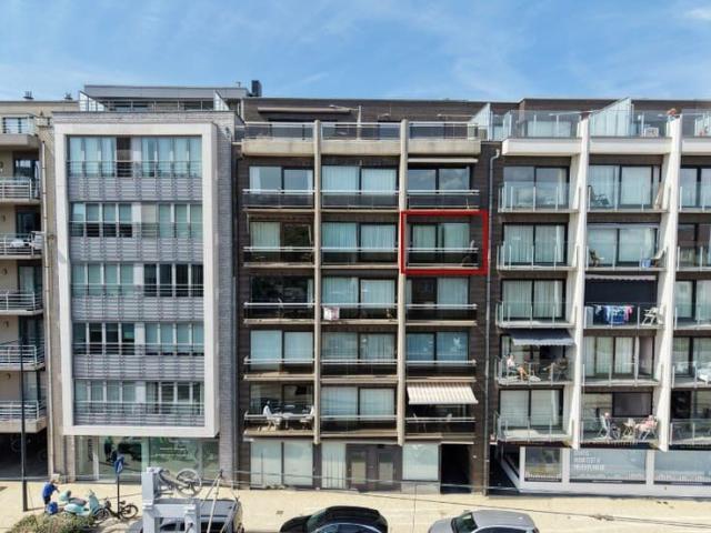 MOOI GERENOVEERD APPARTEMENT MET CENTRALE LIGGING EN DICH.