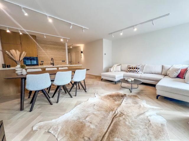 Mooi gerenoveerd bemeubeld appartement gelegen aan de zonnekant van de Lippenslaan, vlakbij het Van Bunnenplein