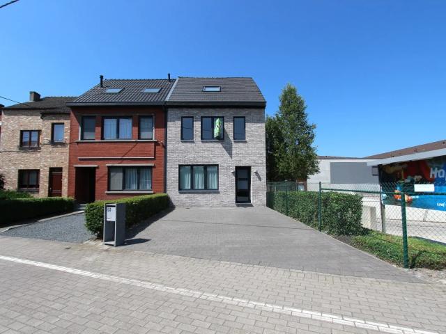 MOOI VERNIEUWDE WONING MET TUIN