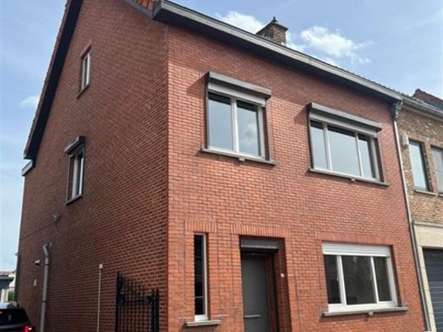 Mooi verzorgde 3 gevelwoning met 2 grote slaapkamers, nieuwe keuken, dubbele garage, terras en tuin at 3850 NIEUWERKERKEN, Belgium