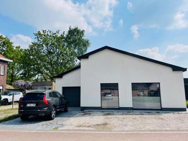 Mooie bungalow met drie slaapkamers en garage