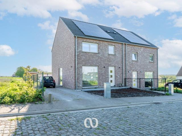 Mooie, half open bebouwing met ruime tuin