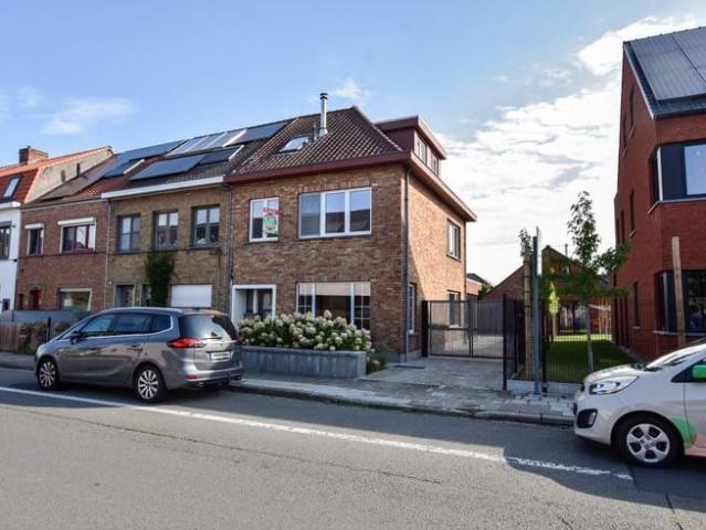 Mooie halfopen woning te Sint Kruis met 4 slaapkamers