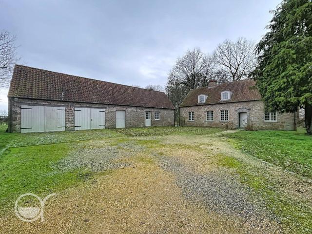 Mooie hoeve met bijgebouwen en zicht op kasteel