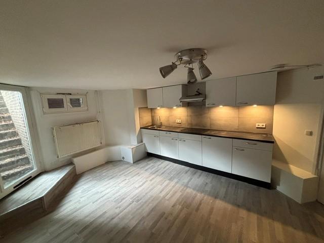 Mooie kamer in souterrain met eigen keuken