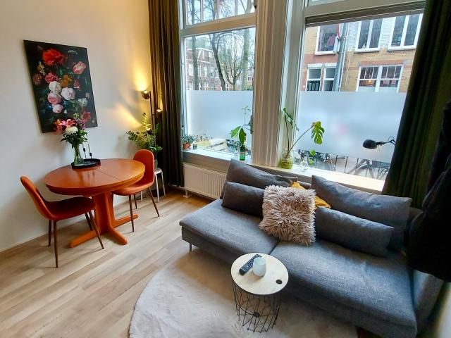 Mooie, lichte studio in prachtige straat