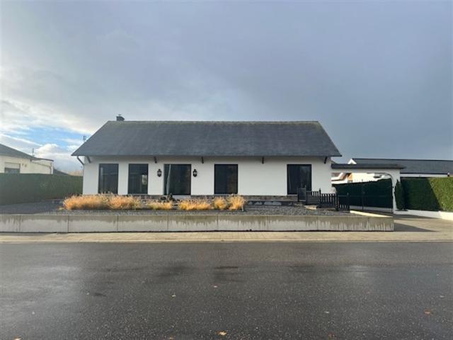 Mooie smaakvolle vrijstaande woning met 3 slaapkamers, garage, tuin en carport at 3850 NIEUWERKERKEN, Belgium