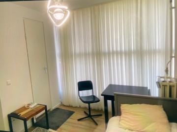 Mooie studiokamer geheel gestoffeerd