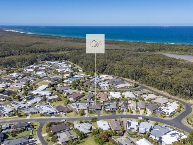 MOONEE BEACH GEM