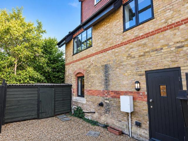 Moor Hall Road, Harlow, Essex, CM17 3 bed end of terrace house to rent £2,000 pcm £462 pw