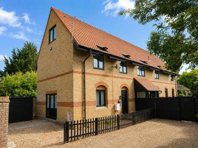 Moor Hall Road, Harlow, Essex, CM17 3 bed end of terrace house to rent £1,850 pcm £427 pw