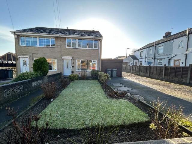 Moor Lane, Gomersal, Cleckheaton. 3 bed semi detached house to rent £1,150 pcm £265 pw