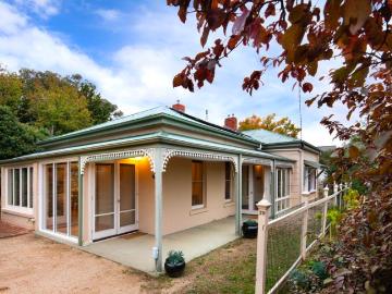 Moorabool House A Castlemaine Classic with Enduring Presence and Views