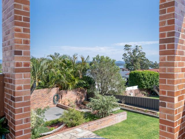 Moore Designs Masterpiece: Architectural Luxury Opposite the Reserve 4 Bed | 2 Bath | 3 Car | 739m²