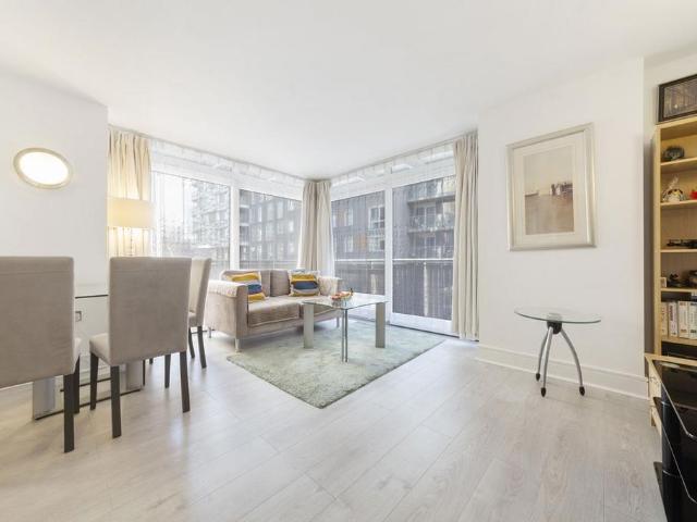 Moore House, Canary Wharf E14 2 bed flat to rent £2,475 pcm £571 pw