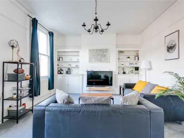 Moore Park Road, London SW6 2 bed flat to rent £3,100 pcm £715 pw