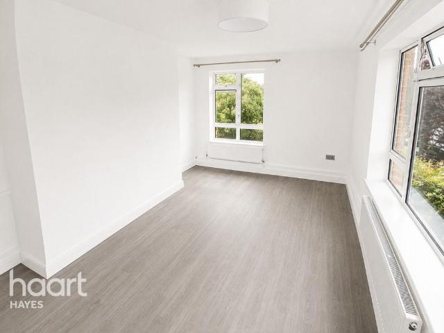 Moorfield Road, Uxbridge 2 bed flat to rent £1,700 pcm £392 pw