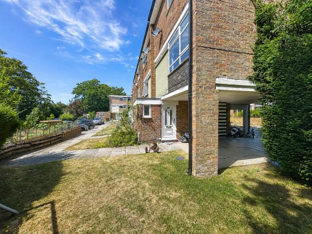 Moorholme GU22, 3 bed town house to rent, £2,200 pcm | PrimeLocation