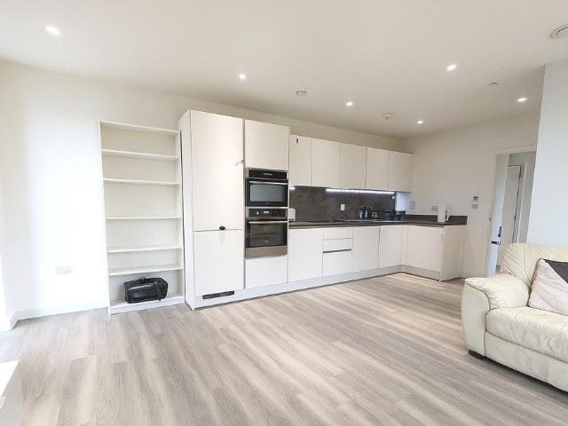 Moorhen Drive, Edgware NW9, 2 bed flat to rent, £2,200 pcm | PrimeLocation