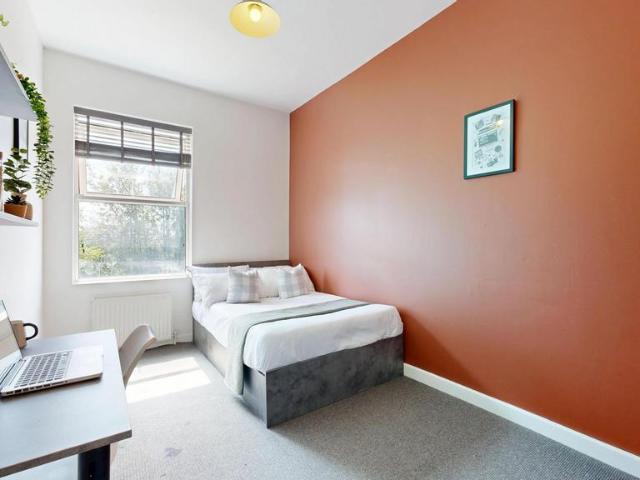 Moorland Avenue, Leeds LS6 9 bed house to rent £4,758 pcm £1,098 pw