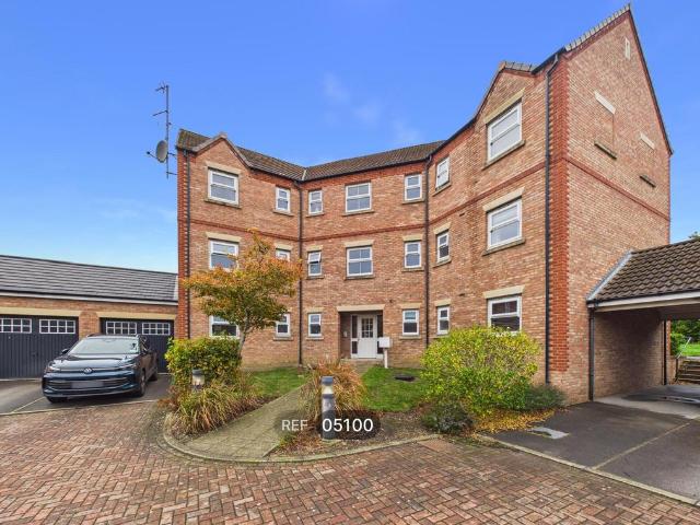 Moorland Road, Leeds, LS25 6PN 2 bed apartment to rent £850 pcm £196 pw