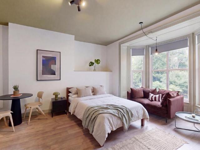 Moorland Road, Leeds LS6 Studio to rent £1,120 pcm £258 pw