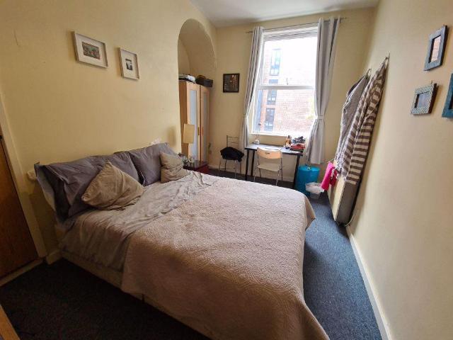 Moorland Road, Leeds 1 bed flat to rent £760 pcm £175 pw