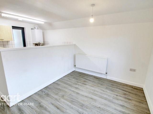 Moorland Road, Weston super Mare 2 bed flat to rent £950 pcm £219 pw