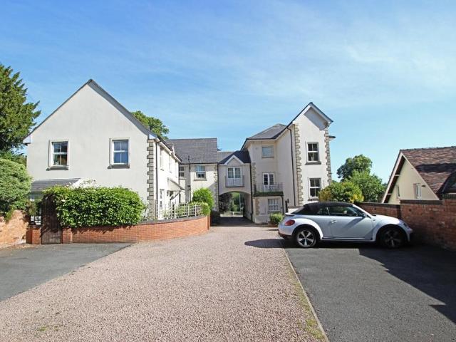 Moorlands Court, Moorlands Road. 2 bed apartment to rent £1,150 pcm £265 pw