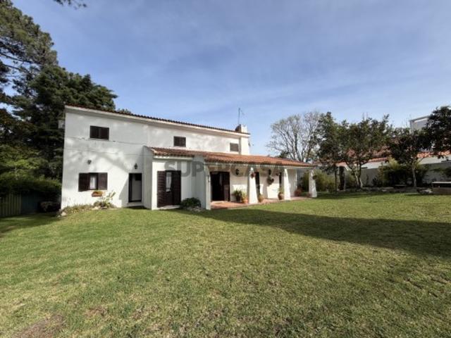 Moradia V4 com jardim relvado e piscina