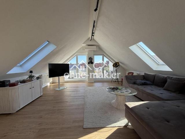 Möbelierte Dachgeschosswohnung mit großem Balkon und hochwertiger Ausstattung