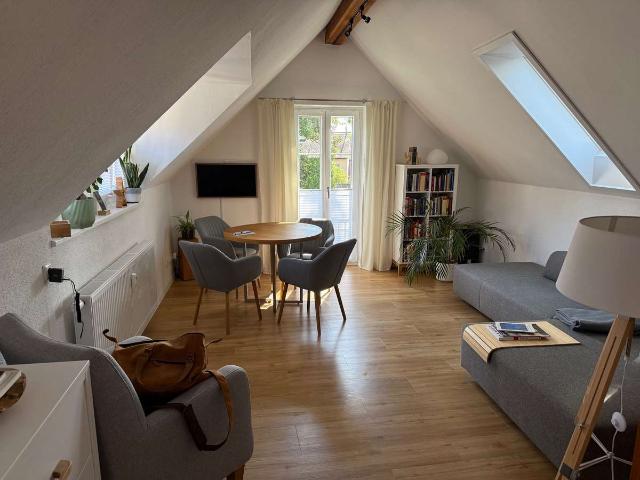 Möbilierte 2 Raum Dachgeschosswohnung mit gehobener Ausstattung