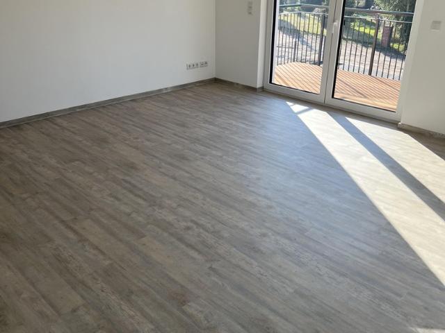 Möbiliertes Zimmer mit Balkon, Küche und Badezimmer