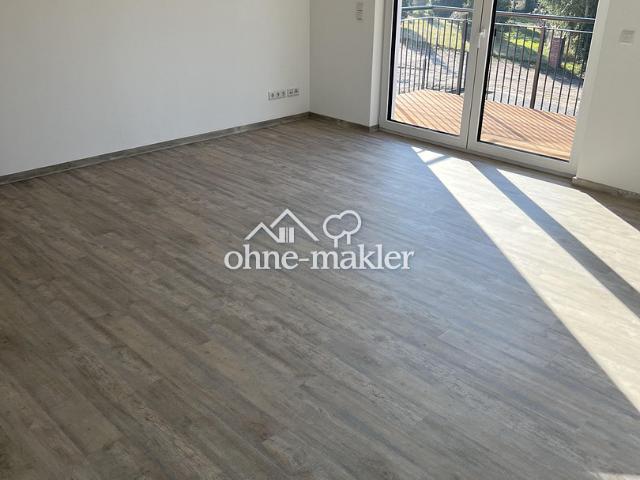 Möbiliertes Zimmer mit Balkon, Küche und Badezimmer