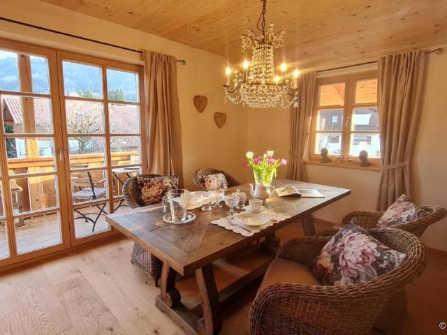 Möblierte 3,5 Zimmer Wohnung mit Balkon in Bernau am Chiemsee