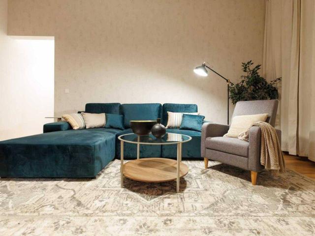 Möblierte 3 Zimmer Altbauwohnung mit Balkon