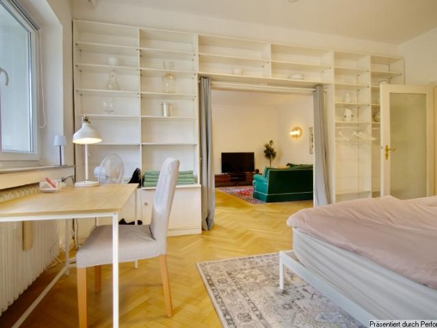 Möblierte 3 Zimmer Wohnung mit Balkon und Einzelgarage, schöne und zentrale Lage in Düsseldorf