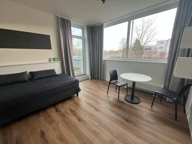 möblierte 1 Raum Wohnung mit Balkon oder Terrasse